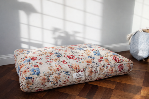 Bloom - klassiek hondenkussen met bloemenprint