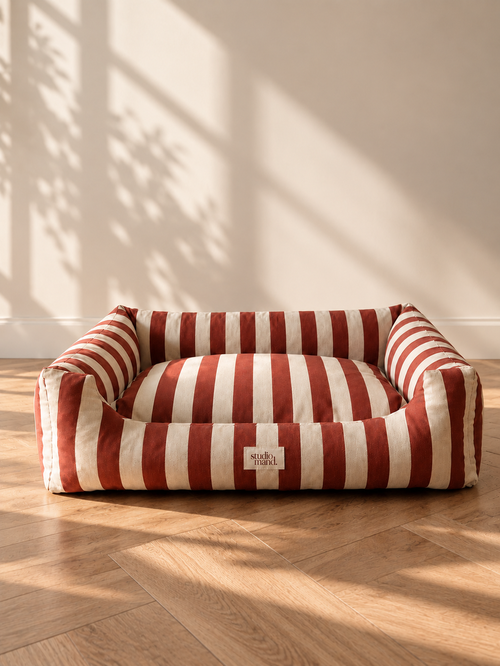 bordeaux rode met creme gestreepte hondemand studio mand